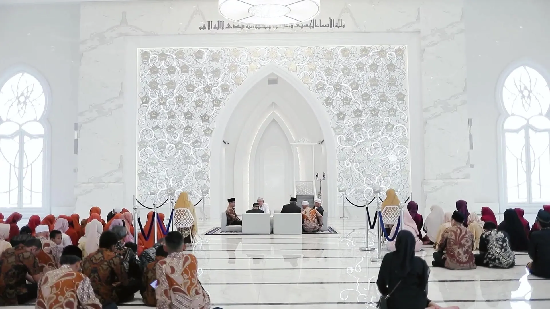 Suasana akad nikah di dalam masjid putih