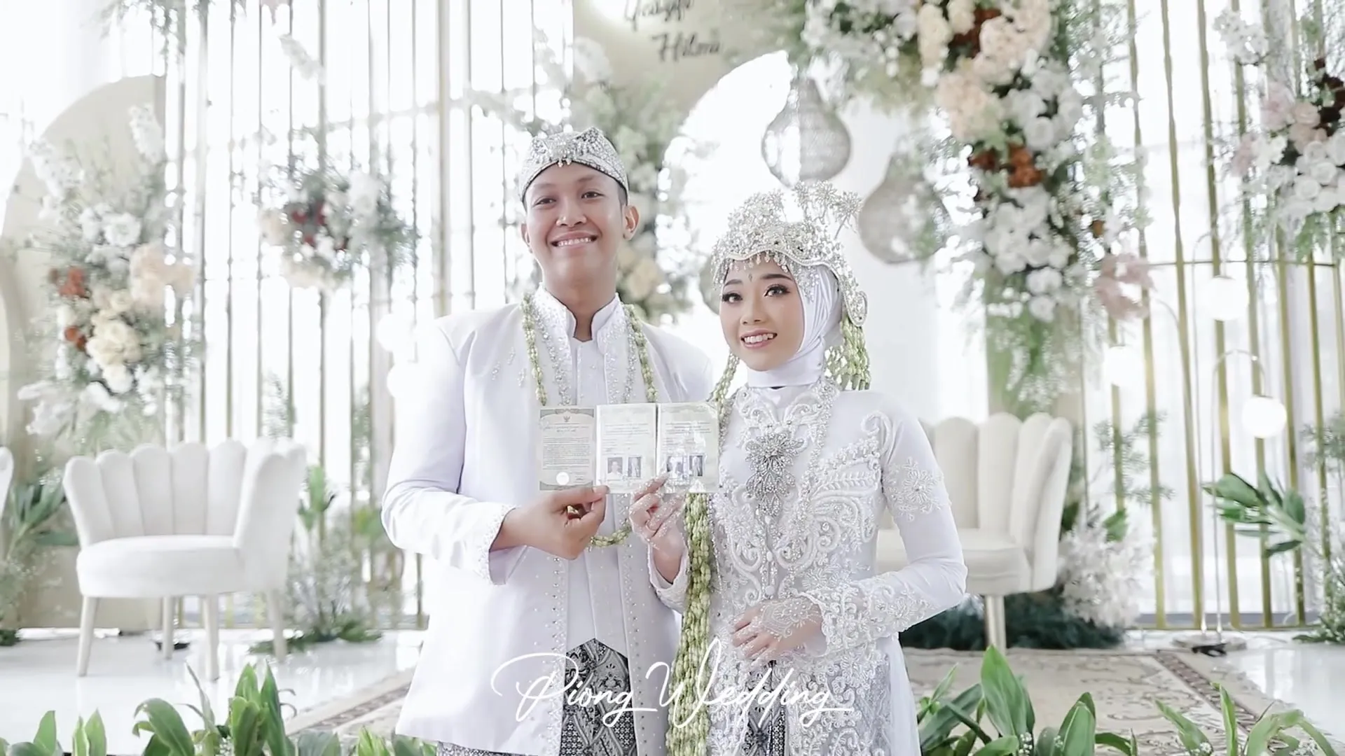 Pengantin memperlihatkan buku nikah