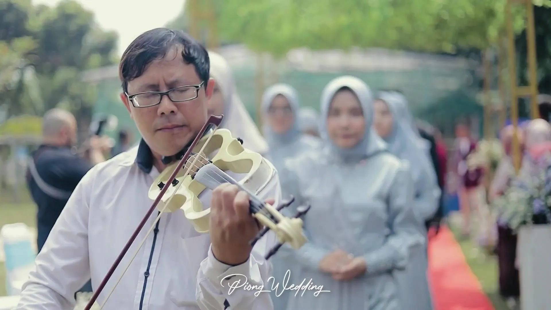 Pemain biola mengiringi acara
