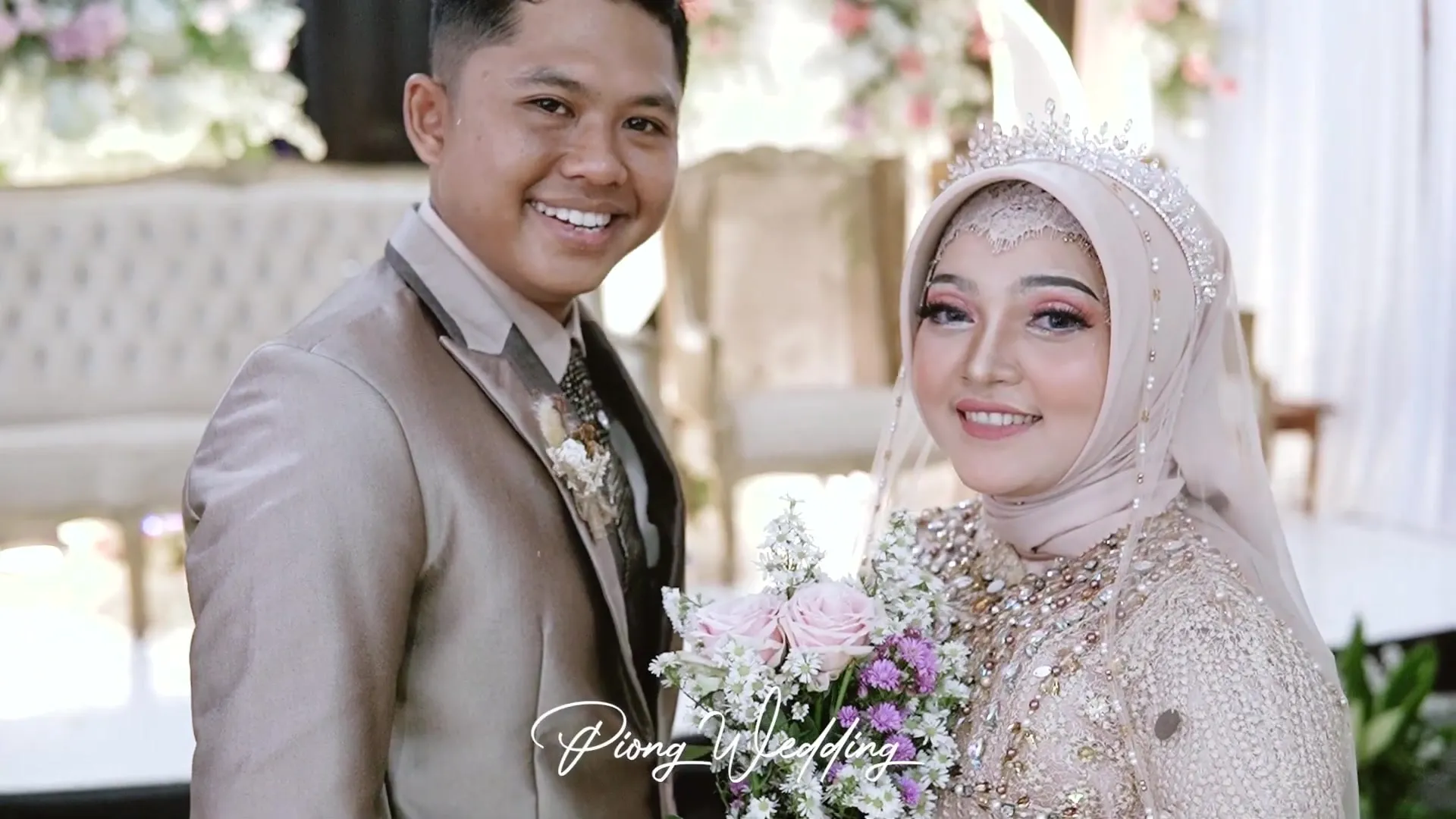 Pengantin dengan busana resepsi warna champagne