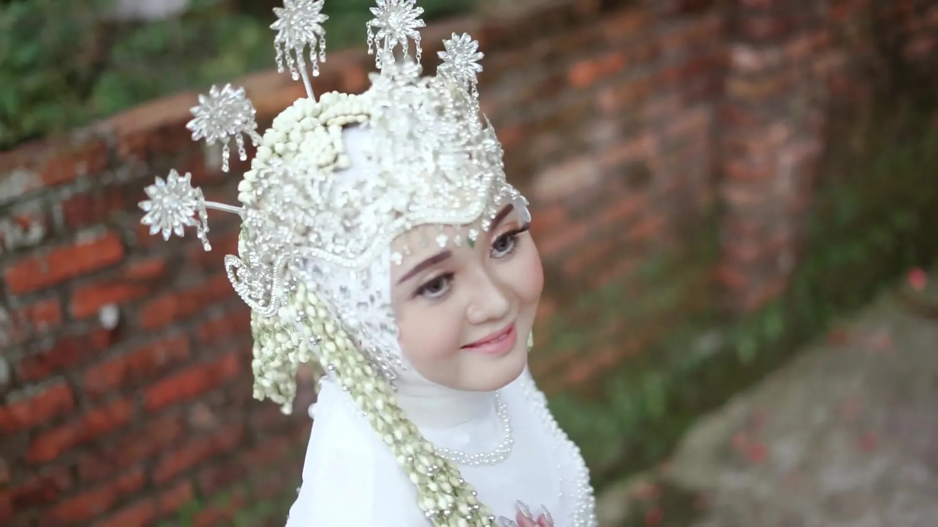 Pengantin perempuan dengan siger Sunda